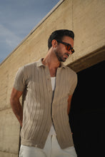 Carregar imagem no visualizador da galeria, POLO DE MALHA CUBANA COM BOTÕES TAUPE