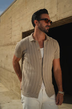 Carregar imagem no visualizador da galeria, POLO DE MALHA CUBANA COM BOTÕES TAUPE