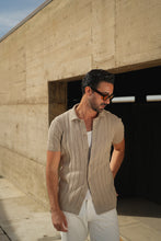 Carregar imagem no visualizador da galeria, POLO DE MALHA CUBANA COM BOTÕES TAUPE