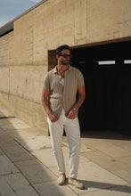 Carregar imagem no visualizador da galeria, POLO DE MALHA CUBANA COM BOTÕES TAUPE