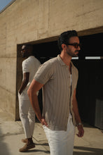 Carregar imagem no visualizador da galeria, POLO DE MALHA CUBANA COM BOTÕES TAUPE