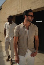 Carregar imagem no visualizador da galeria, POLO DE MALHA CUBANA COM BOTÕES TAUPE