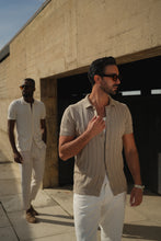 Carregar imagem no visualizador da galeria, POLO DE MALHA CUBANA COM BOTÕES TAUPE