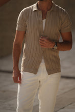 Carregar imagem no visualizador da galeria, POLO DE MALHA CUBANA COM BOTÕES TAUPE