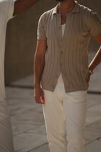 Carregar imagem no visualizador da galeria, POLO DE MALHA CUBANA COM BOTÕES TAUPE