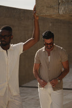 Carregar imagem no visualizador da galeria, POLO DE MALHA CUBANA COM BOTÕES TAUPE