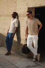 Carregar imagem no visualizador da galeria, POLO DESIGN GEOMÉTRICO DE COLAR ABERTO TAUPE - Men Clothing | Leaders in Design & Quality | Donato