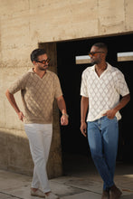 Carregar imagem no visualizador da galeria, POLO DESIGN GEOMÉTRICO DE COLAR ABERTO TAUPE - Men Clothing | Leaders in Design & Quality | Donato