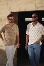 Carregar imagem no visualizador da galeria, POLO DESIGN GEOMÉTRICO DE COLAR ABERTO TAUPE - Men Clothing | Leaders in Design & Quality | Donato