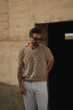 Carregar imagem no visualizador da galeria, POLO DESIGN GEOMÉTRICO DE COLAR ABERTO TAUPE - Men Clothing | Leaders in Design & Quality | Donato