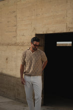 Carregar imagem no visualizador da galeria, POLO DESIGN GEOMÉTRICO DE COLAR ABERTO TAUPE - Men Clothing | Leaders in Design & Quality | Donato
