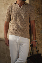 Carregar imagem no visualizador da galeria, POLO DESIGN GEOMÉTRICO DE COLAR ABERTO TAUPE - Men Clothing | Leaders in Design & Quality | Donato