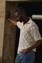 Carregar imagem no visualizador da galeria, POLO DESIGN GEOMÉTRICO DE COLAR ABERTO PEROLA