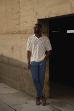 Carregar imagem no visualizador da galeria, POLO DESIGN GEOMÉTRICO DE COLAR ABERTO PEROLA