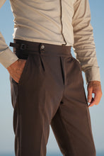 Carregar imagem no visualizador da galeria, CALÇA ALPHA COM PREGAS CASTANHO