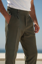 Carregar imagem no visualizador da galeria, CALÇA ALPHA COM PREGAS KAKI