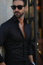 Carregar imagem no visualizador da galeria, CAMISA ELÁSTICA PRETA SLIM FIT
