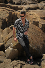 Carregar imagem no visualizador da galeria, CAMISA ESTAMPADO FLORES PRETO&amp;WHITE

