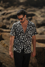 Carregar imagem no visualizador da galeria, CAMISA ESTAMPADO FLORES PRETO&amp;WHITE
