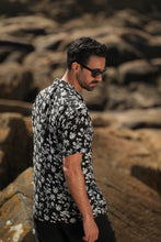 Carregar imagem no visualizador da galeria, CAMISA ESTAMPADO FLORES PRETO&amp;WHITE
