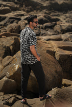 Carregar imagem no visualizador da galeria, CAMISA ESTAMPADO FLORES PRETO&amp;WHITE
