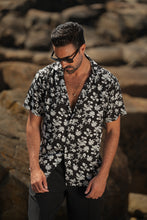 Carregar imagem no visualizador da galeria, CAMISA ESTAMPADO FLORES PRETO&amp;WHITE
