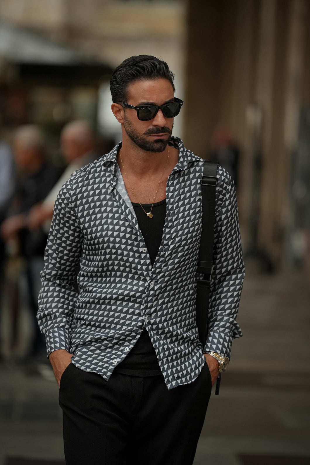 CAMISA ESTAMPADO GEOMÉTRICO TRIANGULAR