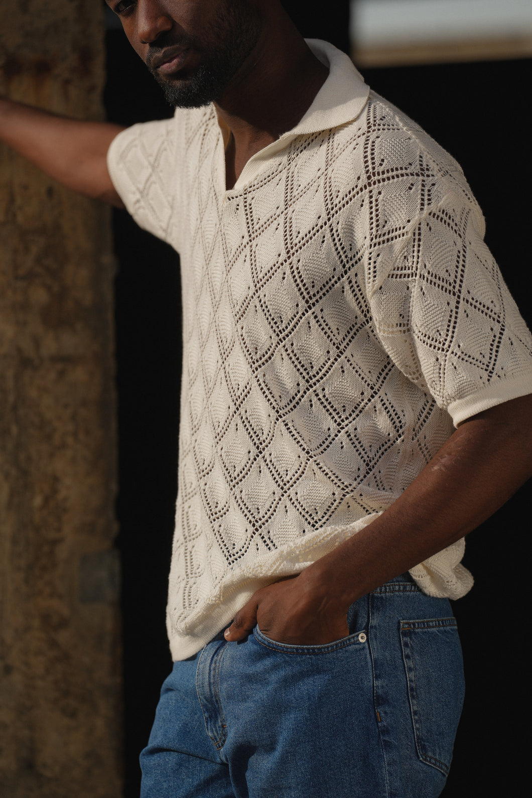 POLO DESIGN GEOMÉTRICO DE COLAR ABERTO PEROLA