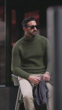 Carregar e reproduzir vídeo no visualizador da Galeria, TURTLENECK JUMPER KAKI STRUCTURE
